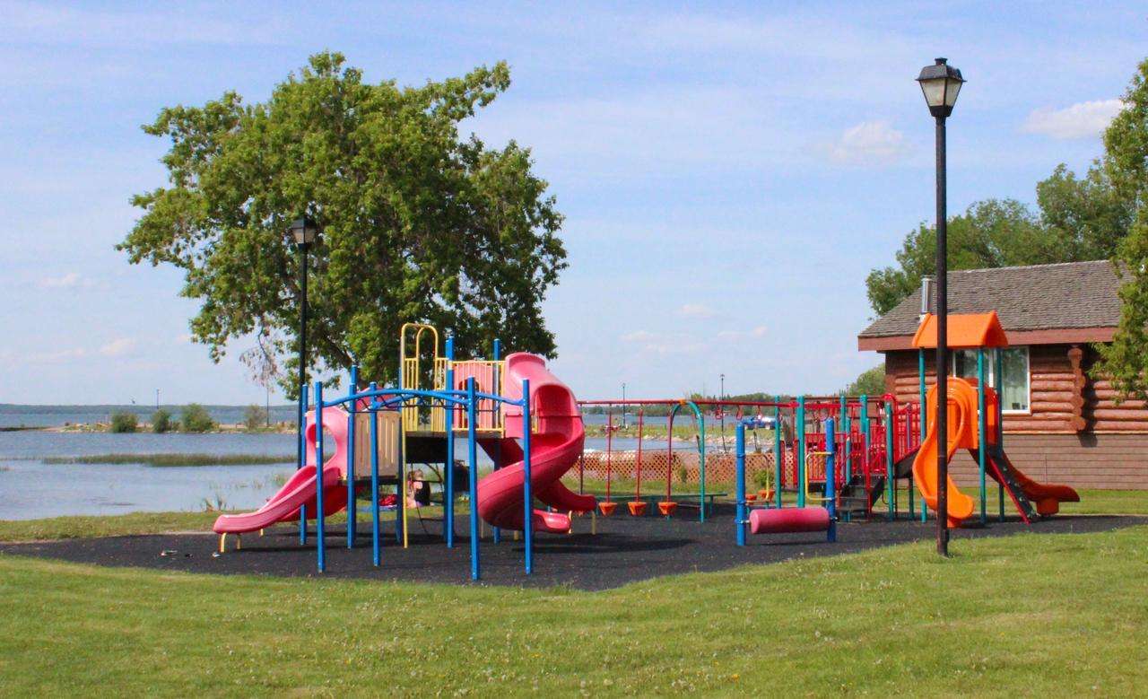 Alberta Beach Inn&Suites Bagian luar foto