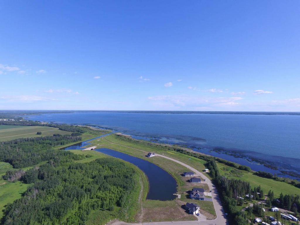Alberta Beach Inn&Suites Bagian luar foto